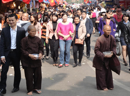 “Dân công sở” chen chúc cầu may ở Phủ Tây Hồ